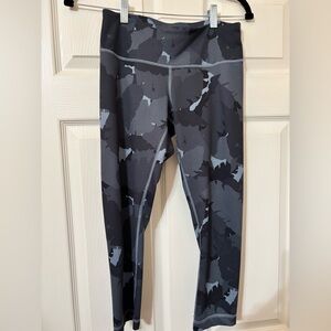 Lululemon size 6 Wunder Under crop 21”